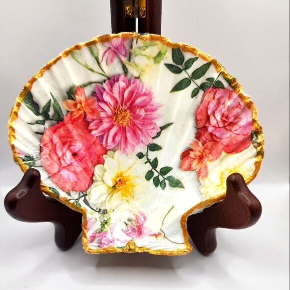 SCALLOPED FAN SEA SHELL - Picture 1 of 1